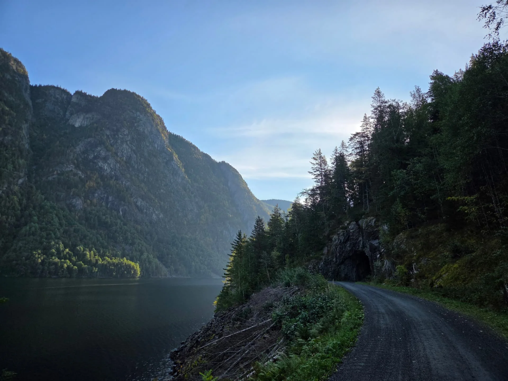 Magisk morgon på grusväg öster om Dalen.