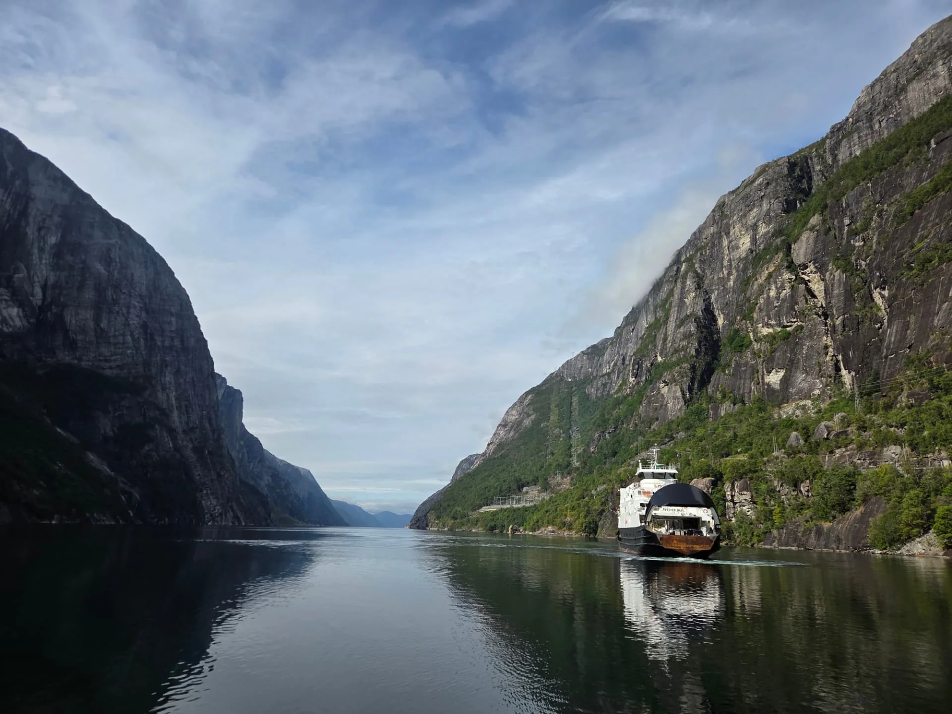 Färgan ner till Lysebotn måste förbokas. Efter en timme släpper den av dig i ingenstans även kallat Songesand.