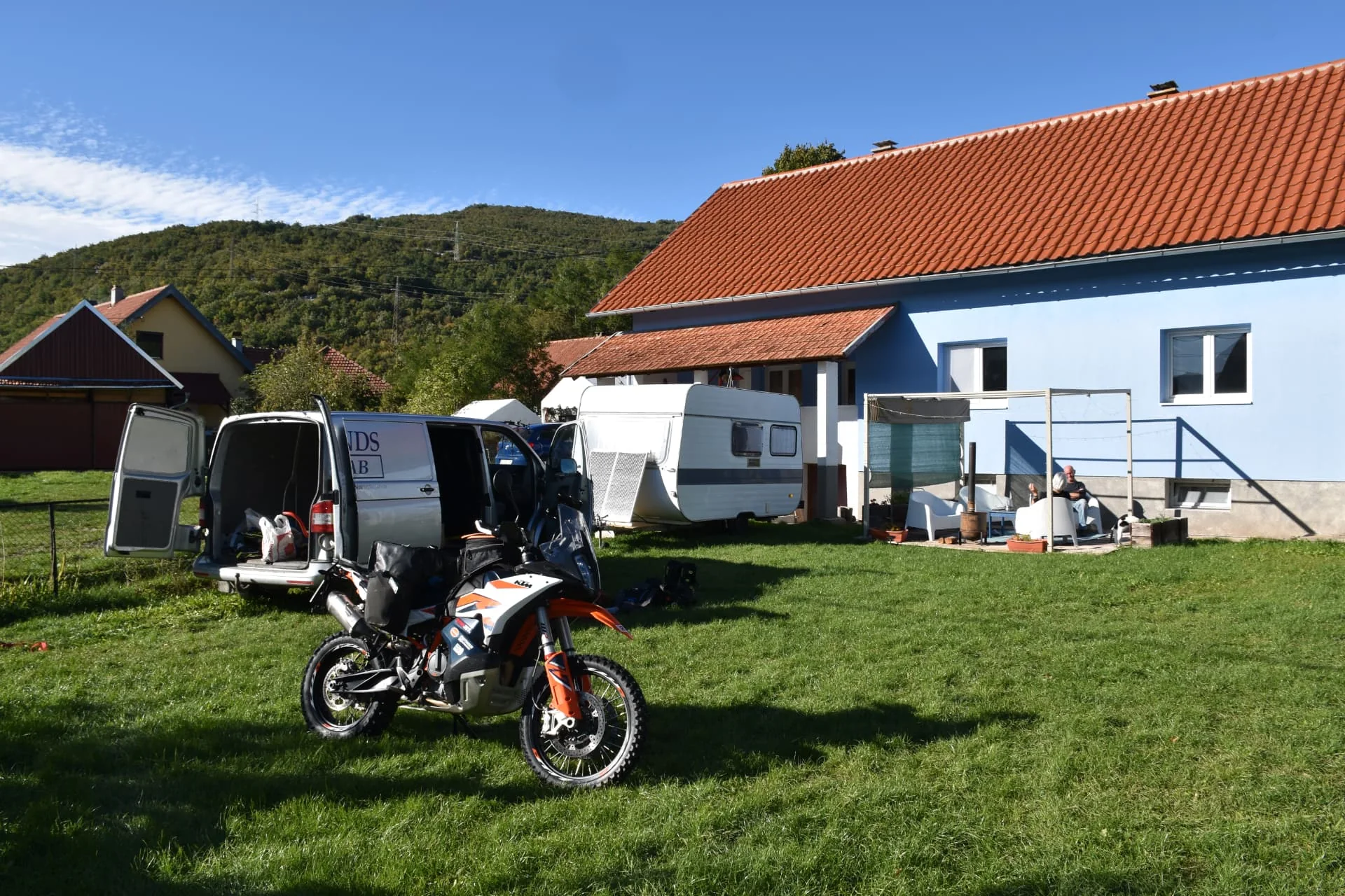 Efter en lång färd i folkabuss lastar vi ur hojarna hemma hos Rob i Gracac Kroatien