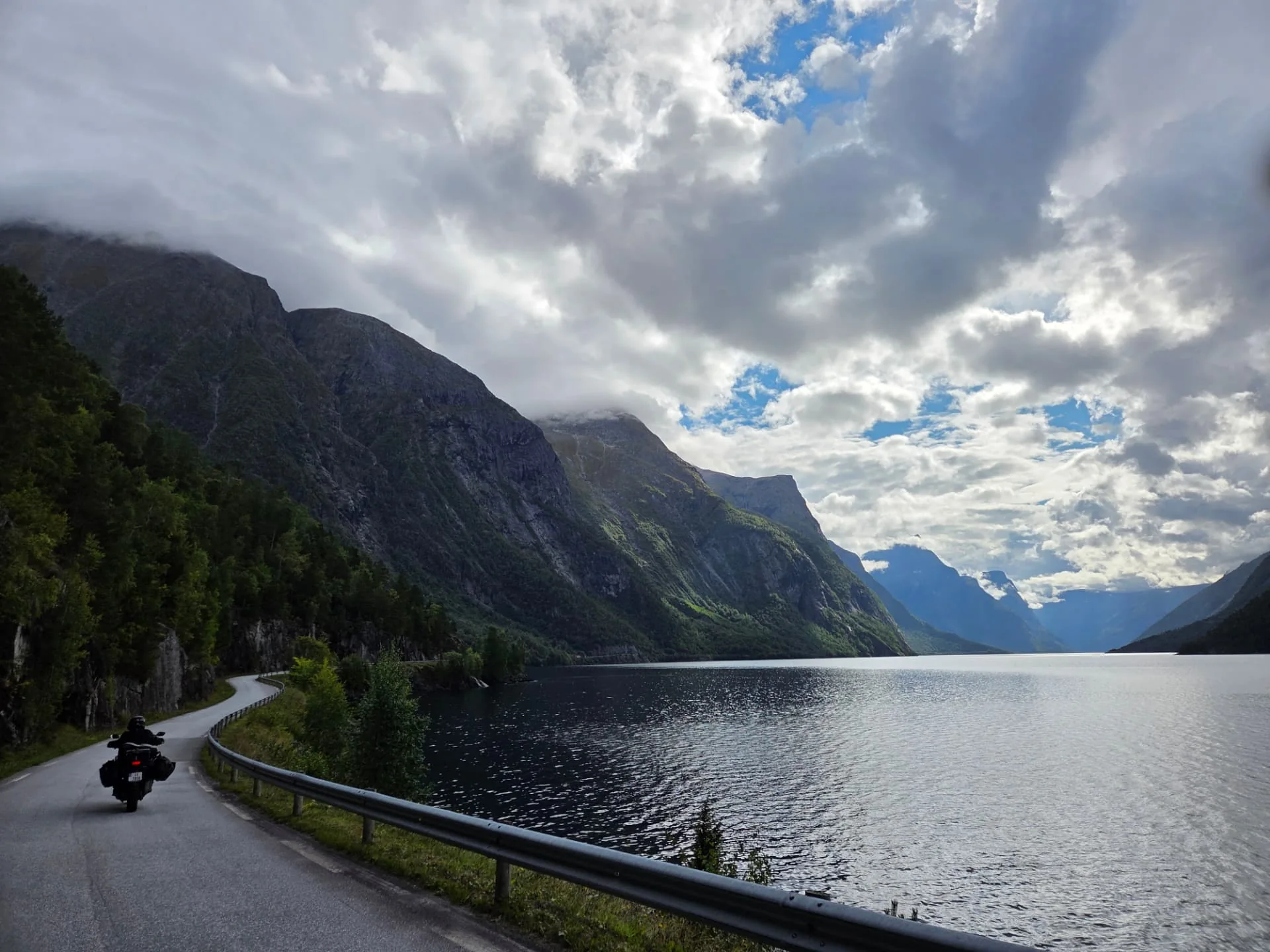 Vägarna utmed fjordkanterna slingrar sig som smala racerbanor, men med vidunderlig utsikt.