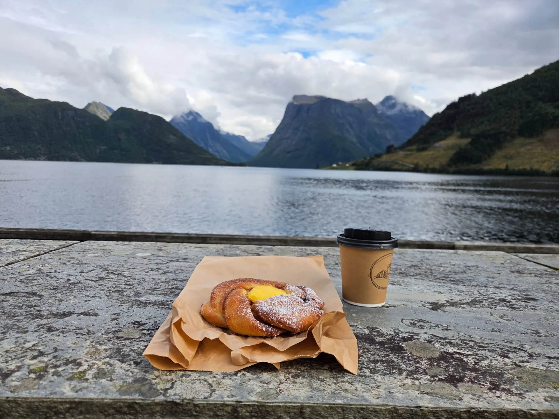 Blev en bulle i Saebö. Sunnmörealper i bakgrunden.