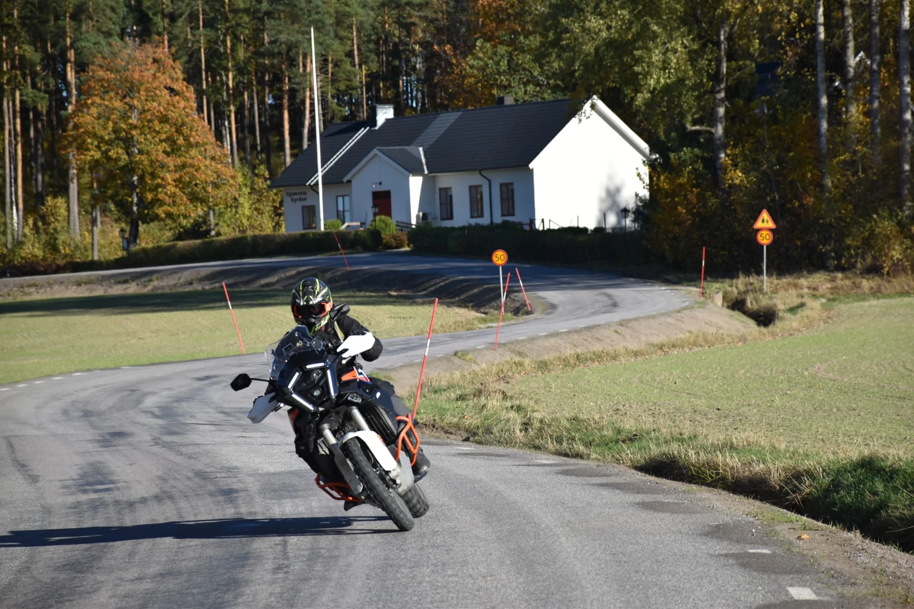 1390ans motor fjädring och bromsar gör den till en pärla på kurviga asfaltvägar.