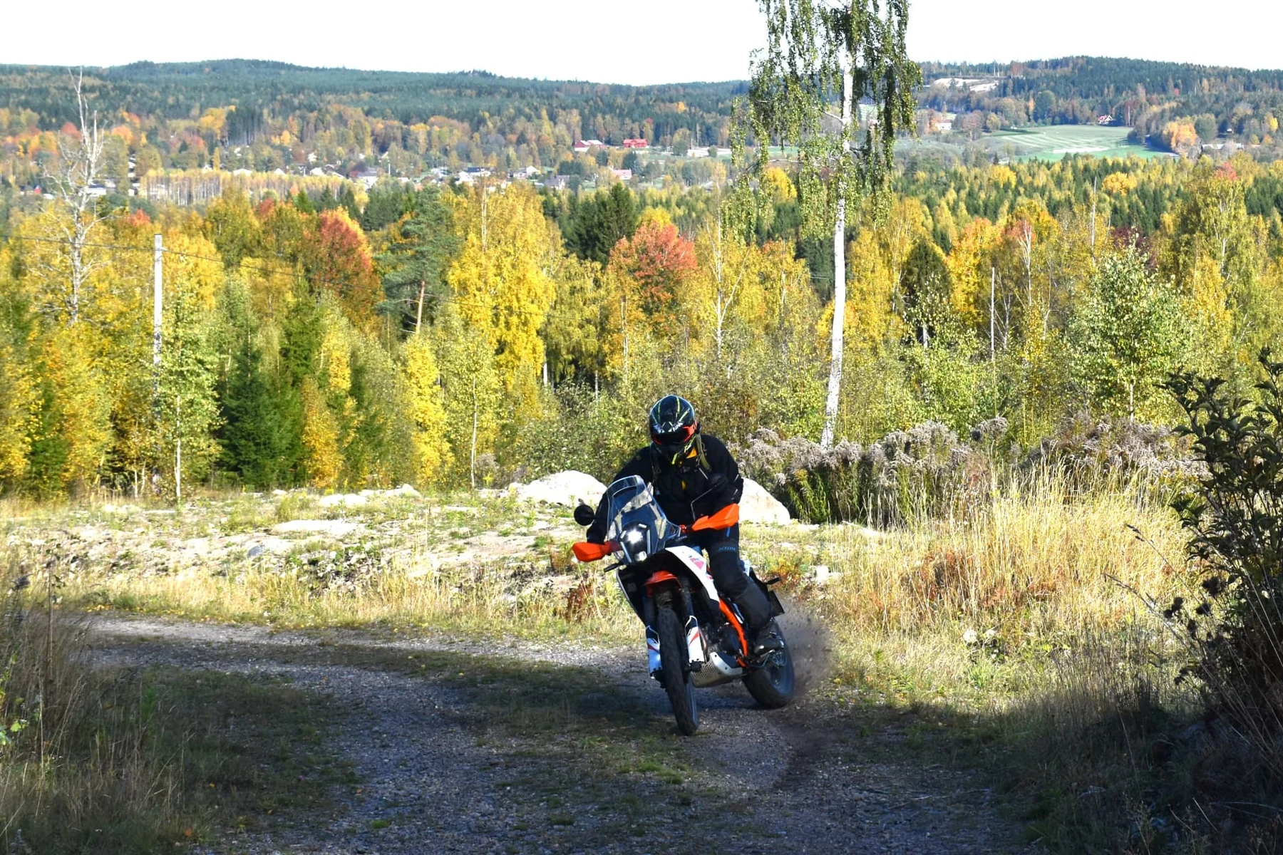 Även på en 390 kan man göra fina ställ. Men det kräver löst underlag och att man ligger rätt i varvtalsregistret.