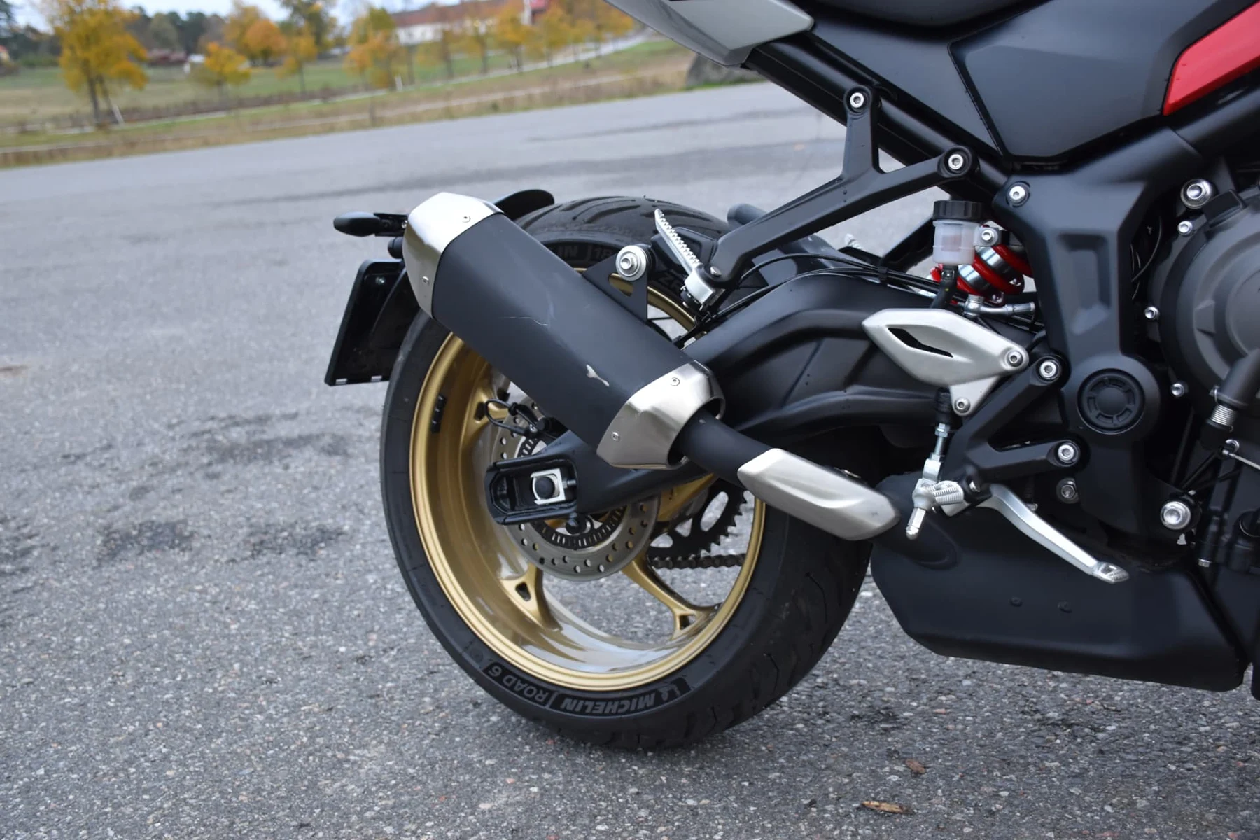 Det finns ett Akrapovic-slutrör i tillbehörssortimentet. Men redan det här originalavgassystemet ger en bra balans mellan ljudupplevelse och komfort.