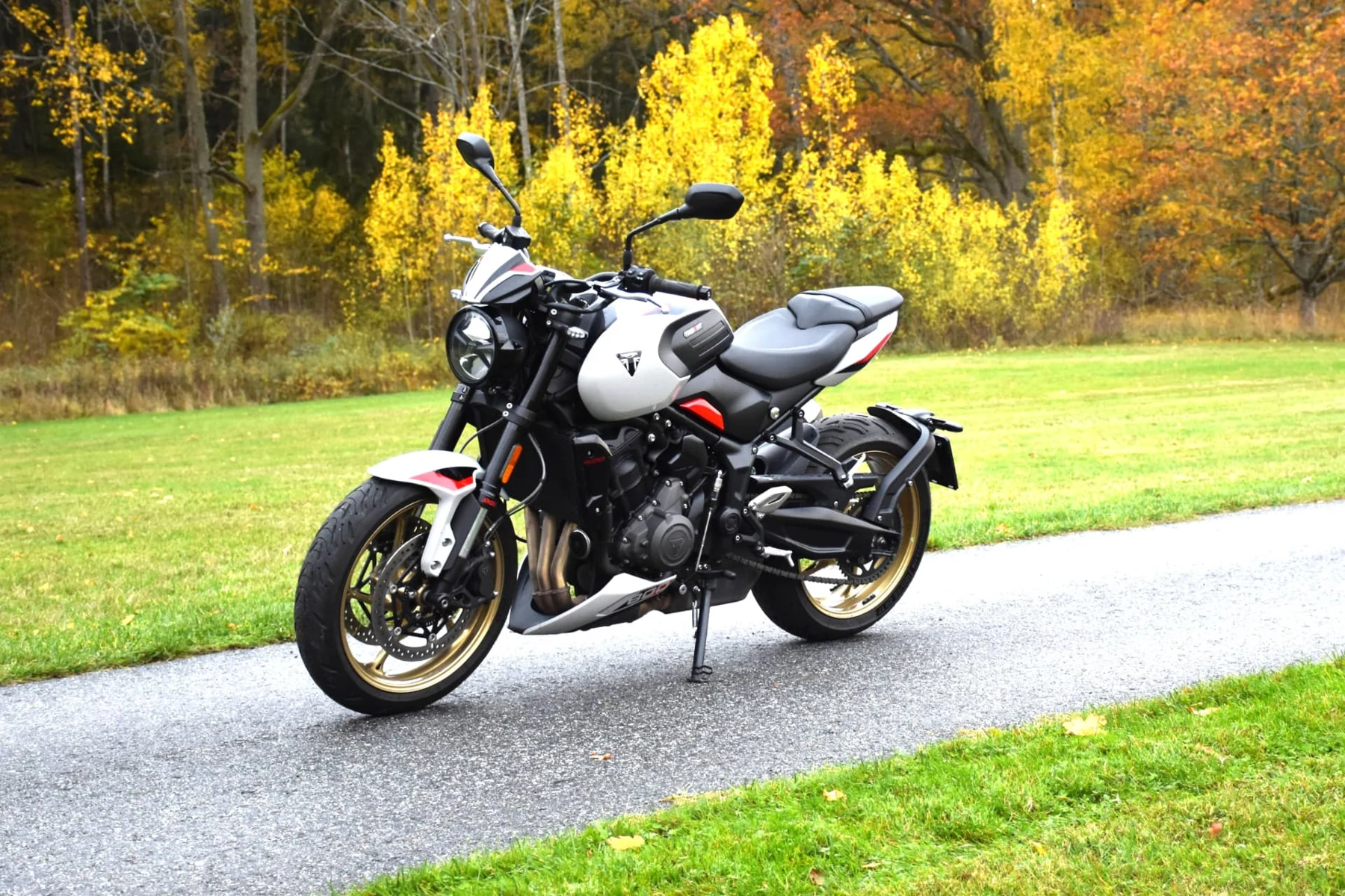Tror att Trident 800s muskulösa retrolook kommer att locka många köpare. Notera det rekordlånga växellänkaget.
