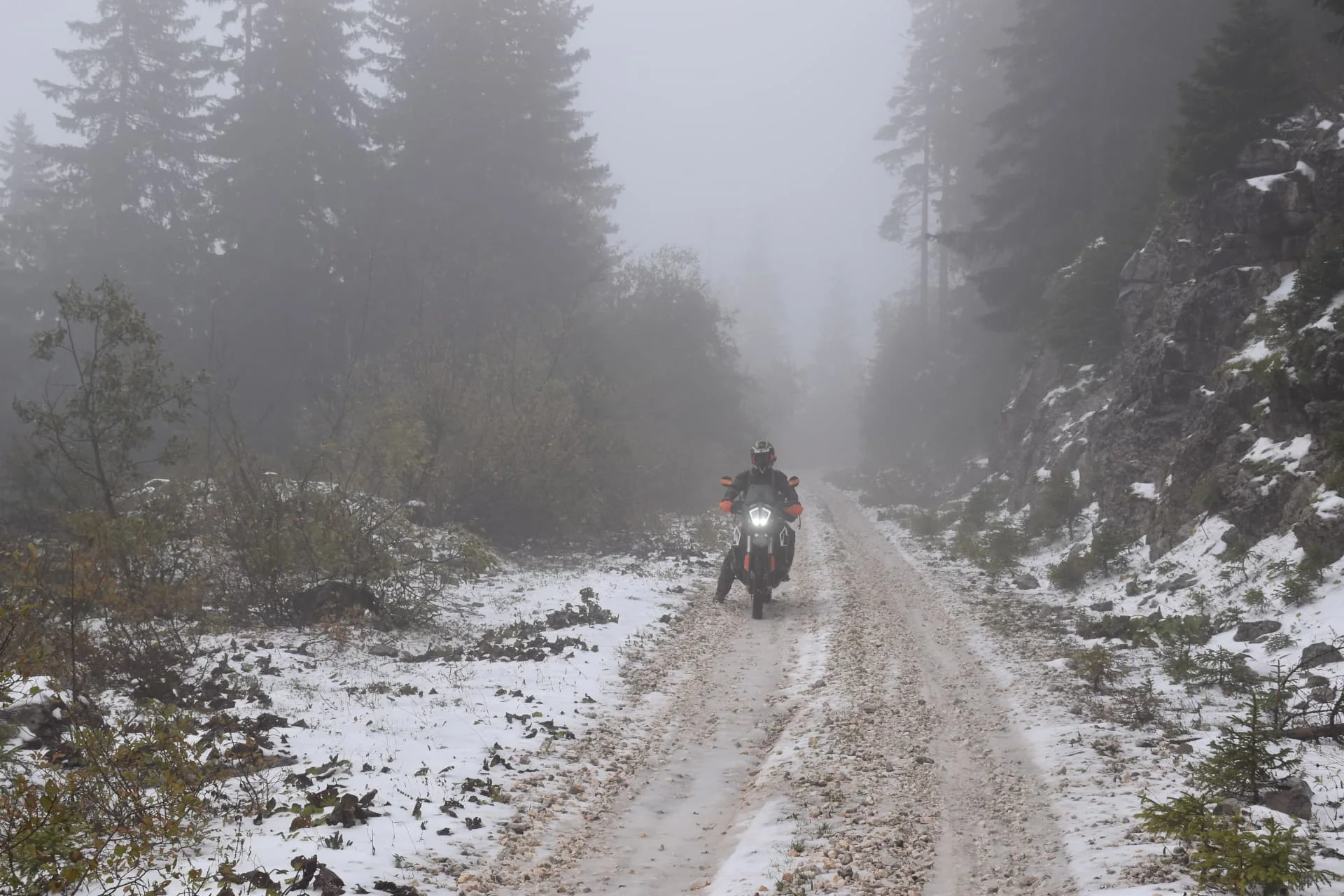 Rekordkallt för årstiden i Bosnien. Dimma och snö på högre höjder. Hela tiden spöklikt folktomt.