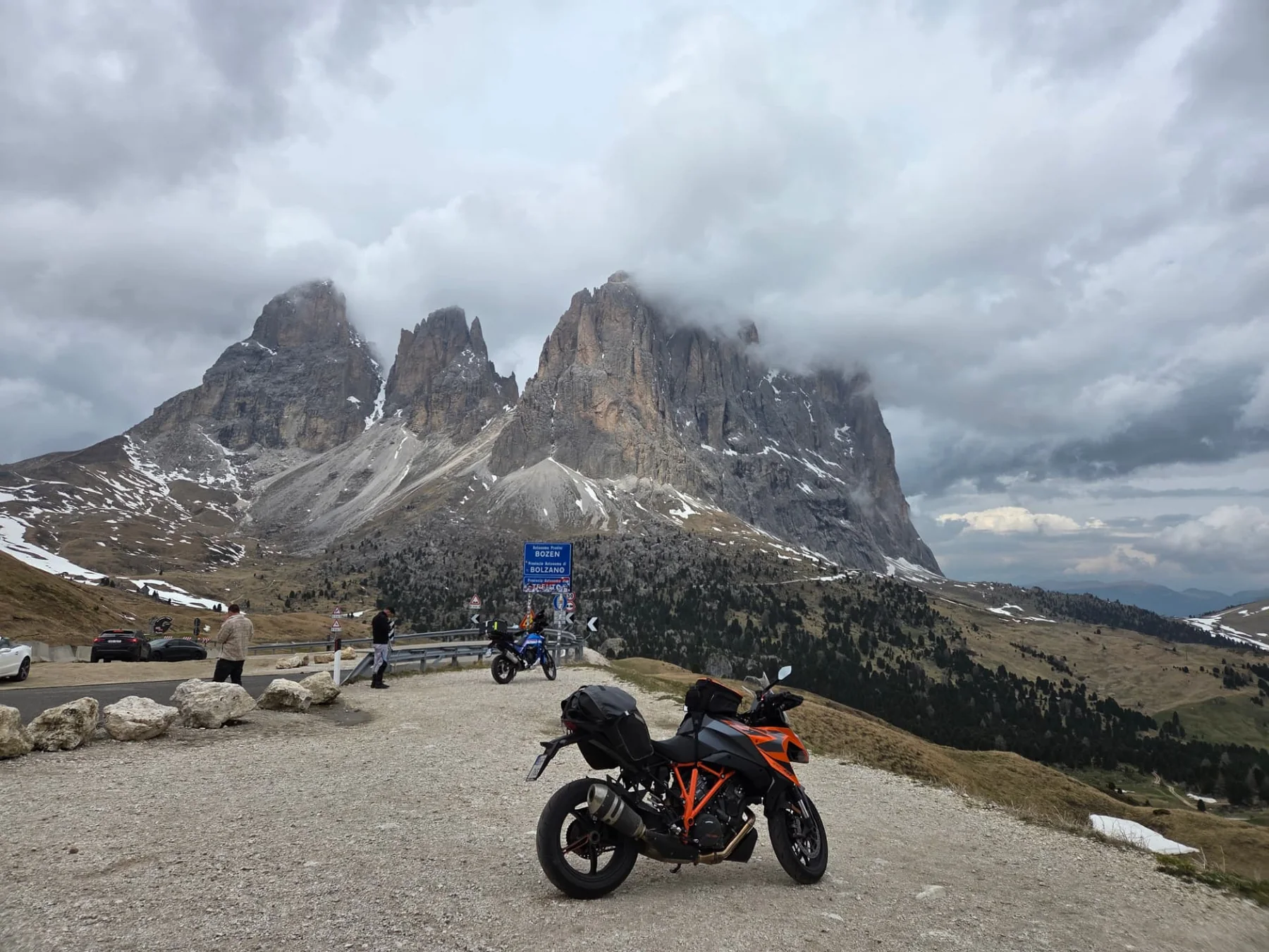 På toppen av Passo Sella i Dolomiterna. Normalt är det massor av trafik här men idag var jag nästan ensam