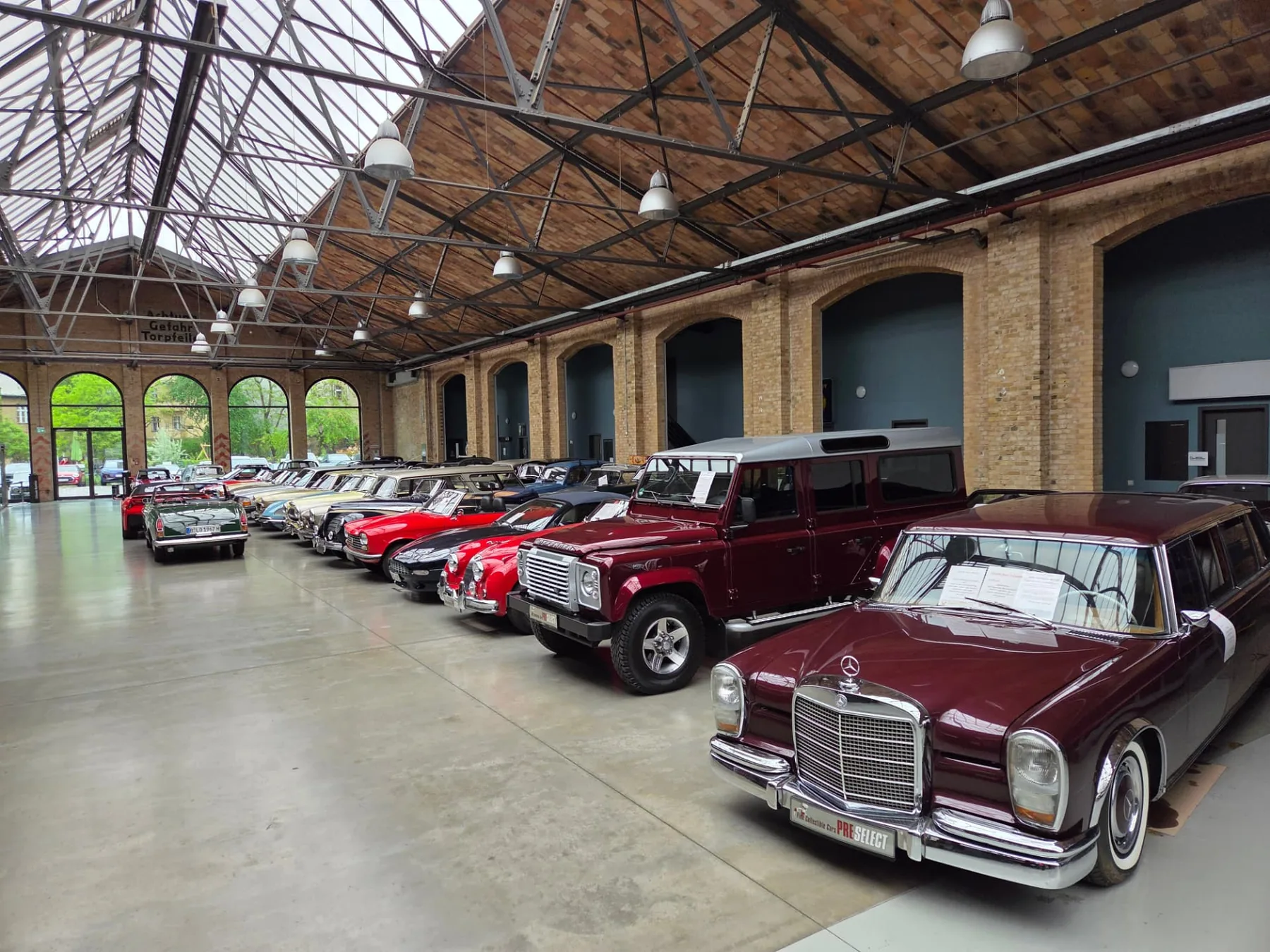 En av många hallar med klassiska bilar på Classic Remise i Berlin
