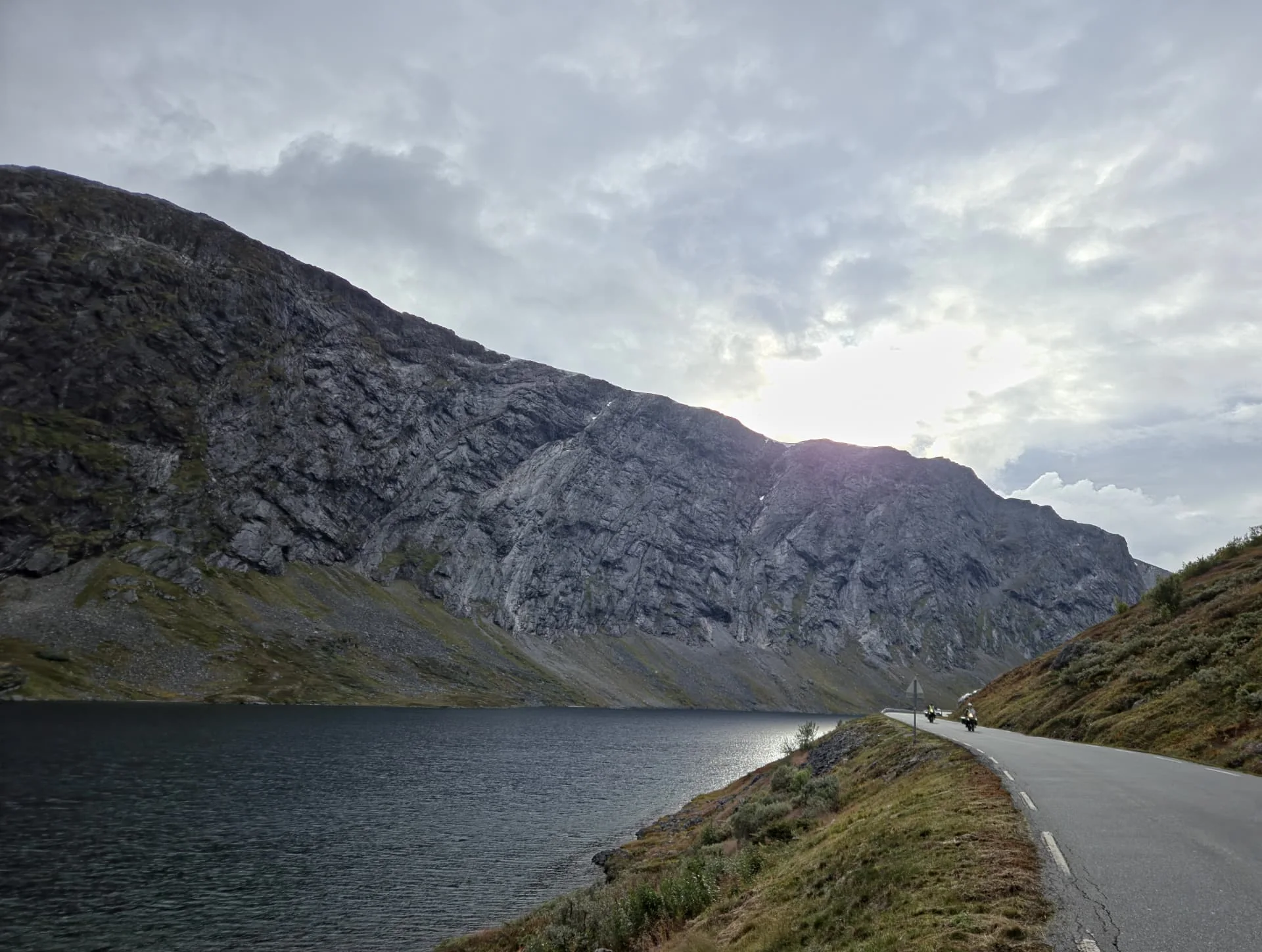 Nära Geiranger når landskapsdramatiken max