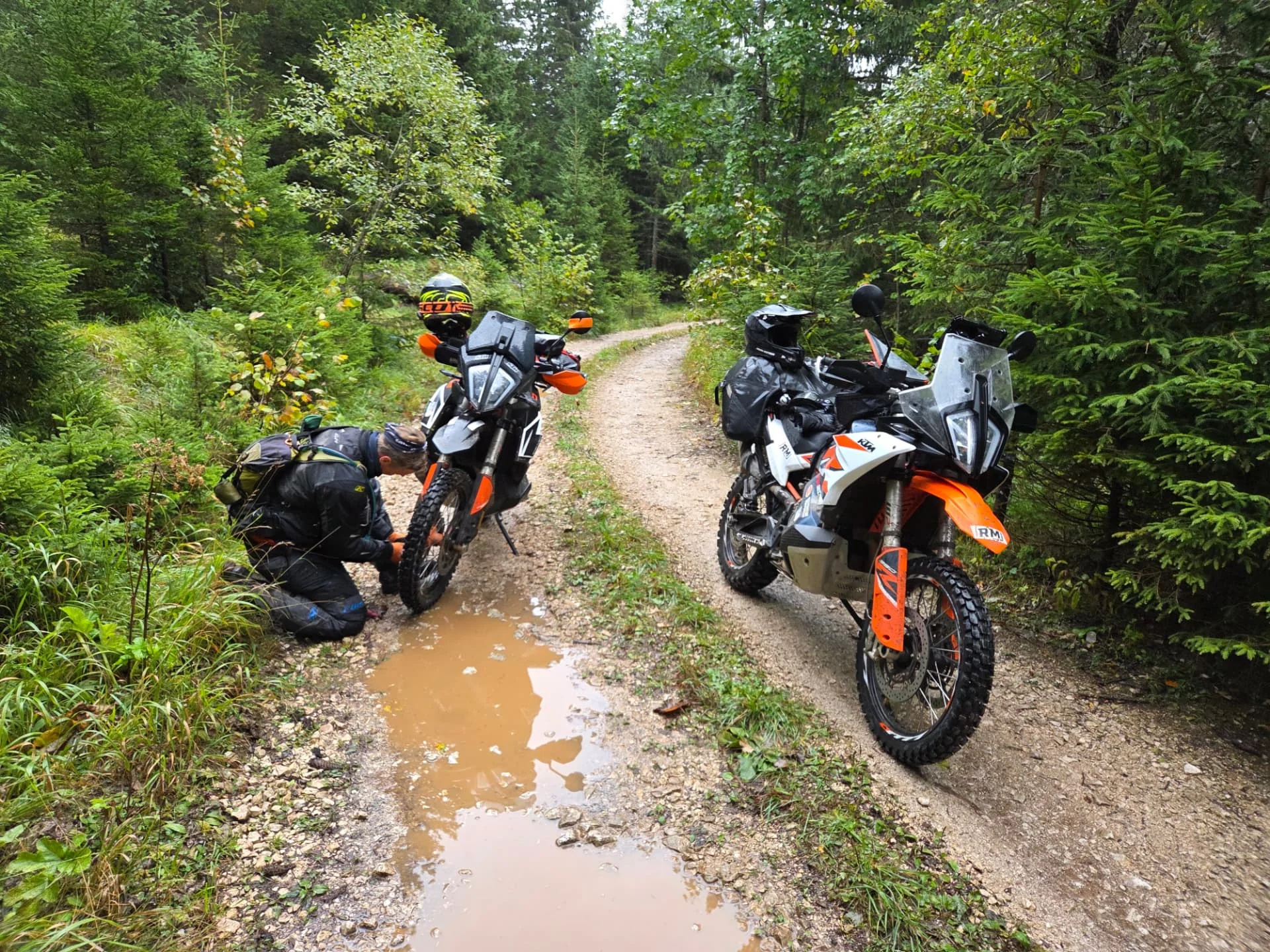På eftermiddagskröken rasar Magnus hjullager mitt uppe i de bosniska bergen. Det blir en lång och långsam färd mot närmsta by.