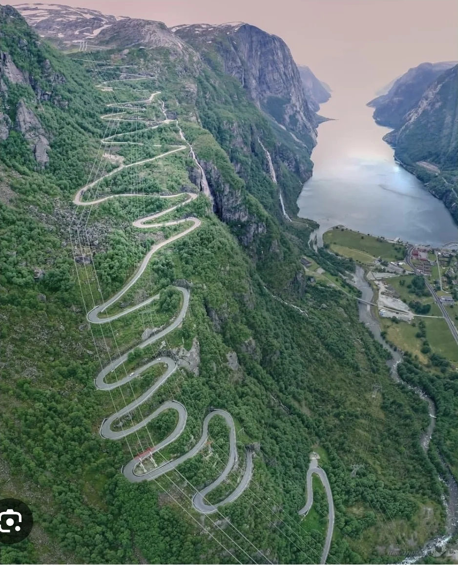 Serpentinerna ner mot Lysebotn. Detta är på riktigt!