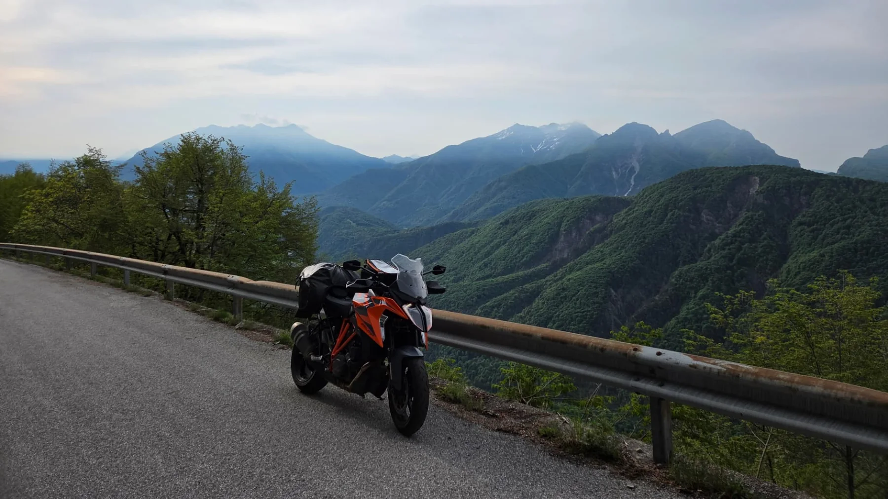 KTM 1290 Superduke GT på en bergsväg i de italienska alperna