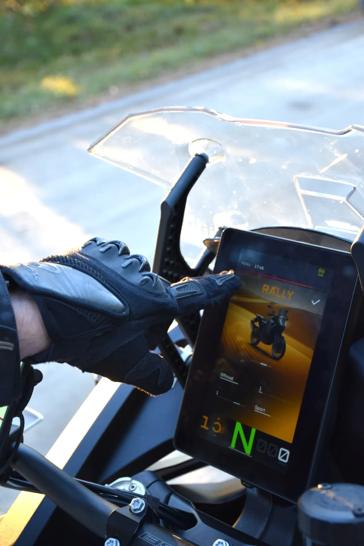 1390 har en mycket påkostad stående touchdisplay. Alla funktioner och reglage är dock inte helt intuitiva.
