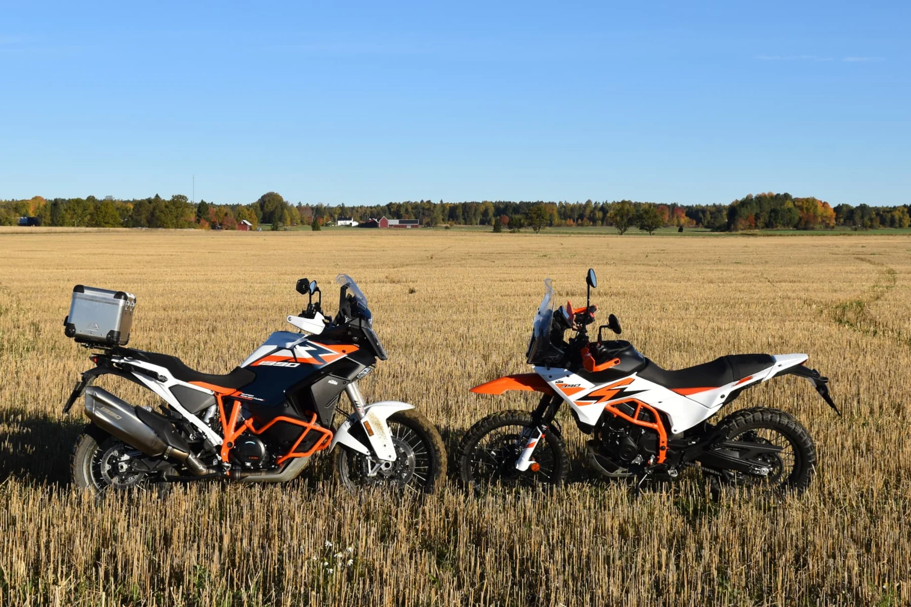 KTM 1390 Adventure R och KTM 390 Adventure R på ett fält i Bergslagen