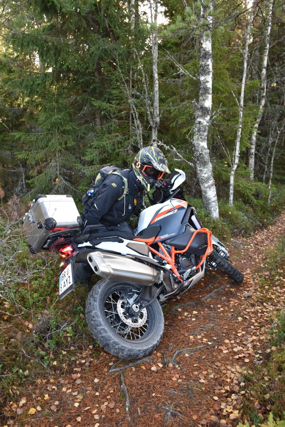När man kör omkull med 1390 är den en best att få upp igen. Försumma inte ben- och ryggträningen.